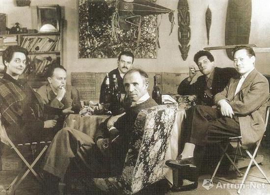 1950年代，初到巴黎的赵无极(右一)与巴黎画皮埃尔·洛布(中)展开合作